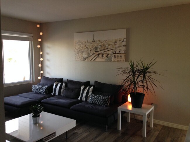 Building Photo - Wonderful 3bdrm 2bath Family Style Home in...