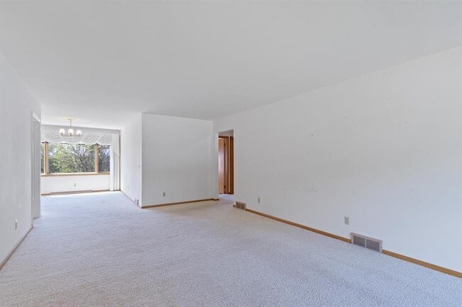 Building Photo - 822 W Pleasant St