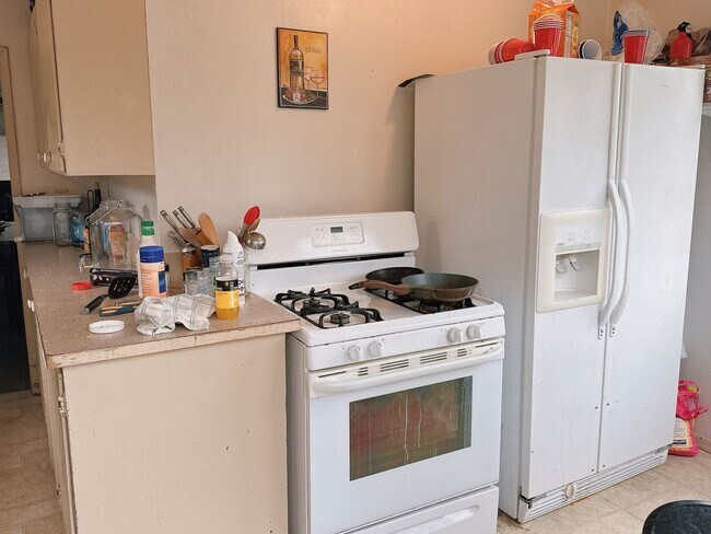 Building Photo - PRELEASING:  5 bdrm/3 bath on High Street!