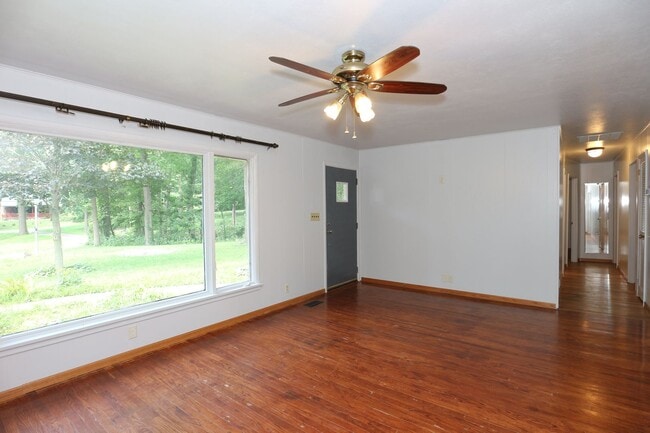 Building Photo - Country Rambler on Large Lot!