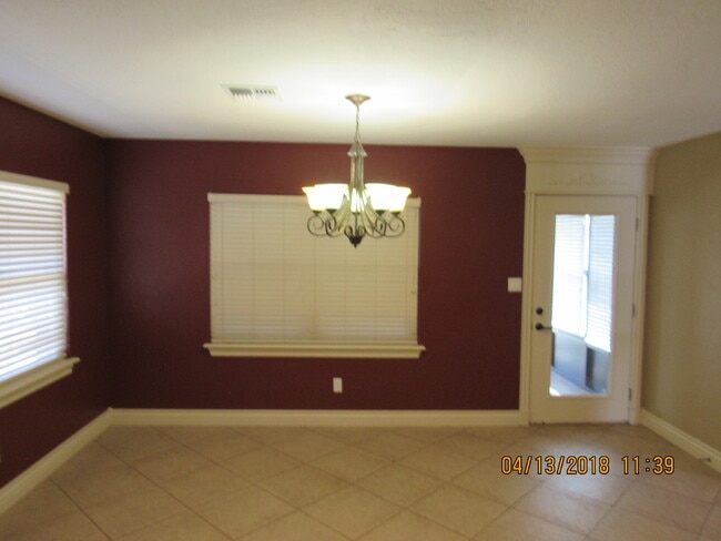 Building Photo - Fantastic home located in Eastlake