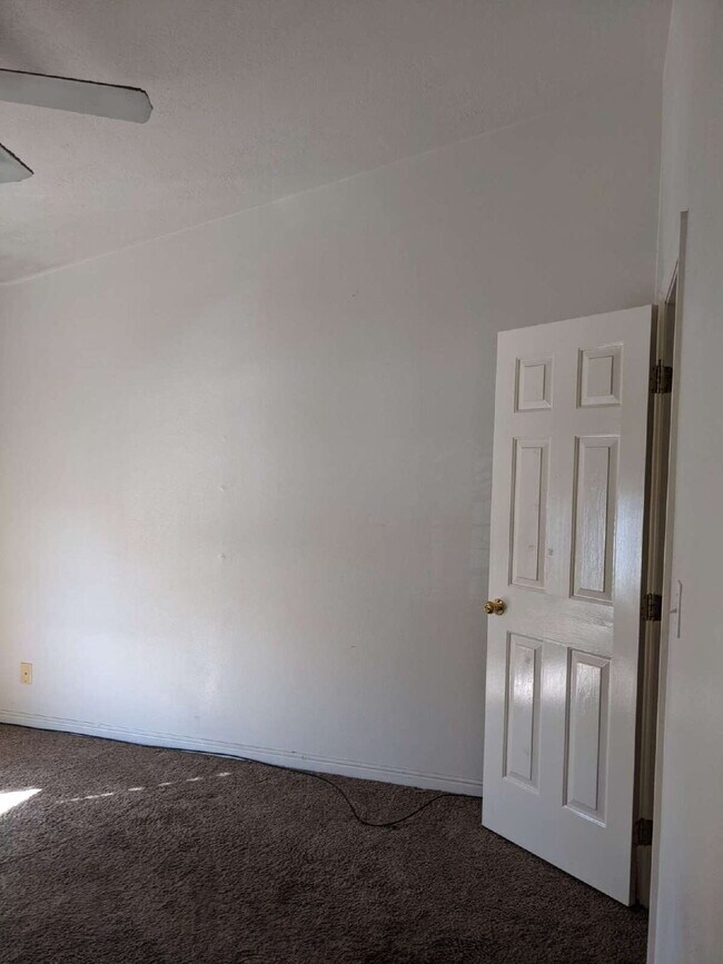 Building Photo - 3-Bed Townhouse in Saint George with Spacious 1400 Sq Ft Layout "