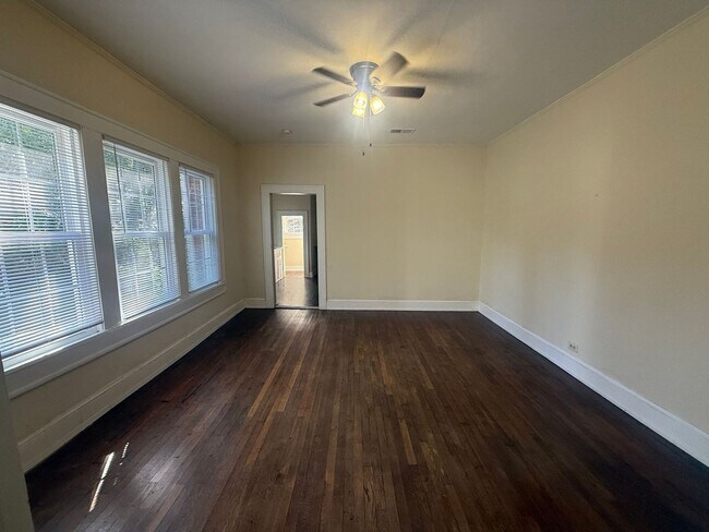 Building Photo - 911 Shady Oak Ln