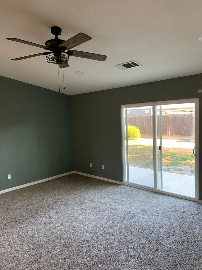 Building Photo - 3 Bedroom 2 Bath Home