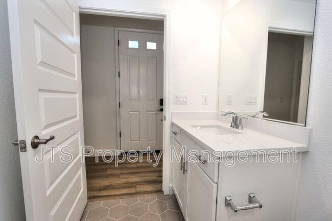 Building Photo - 3349 Hedgerow Ct