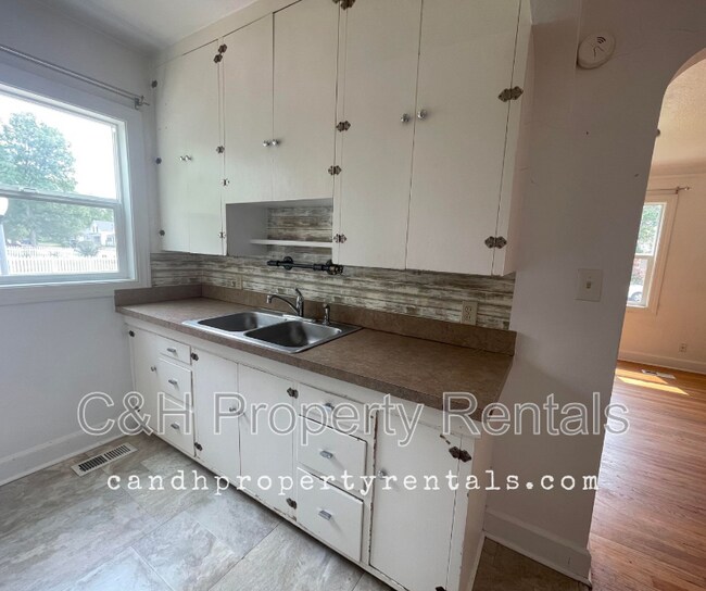 Building Photo - 1302 1st St W
