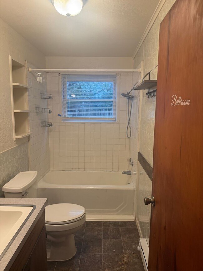 Building Photo - House for Rent!