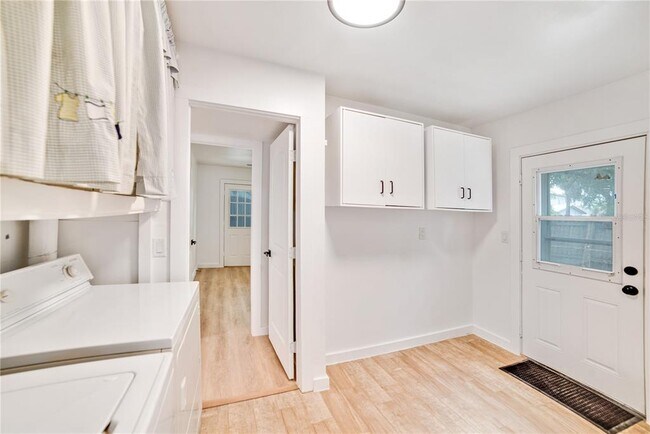 Building Photo - 4413 W Rogers Ave