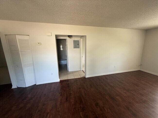 Building Photo - 136 Country Club Dr