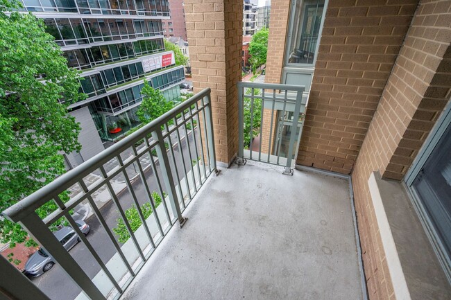 Building Photo - Upscale Living in Downtown DC! Pool, Gym, ...