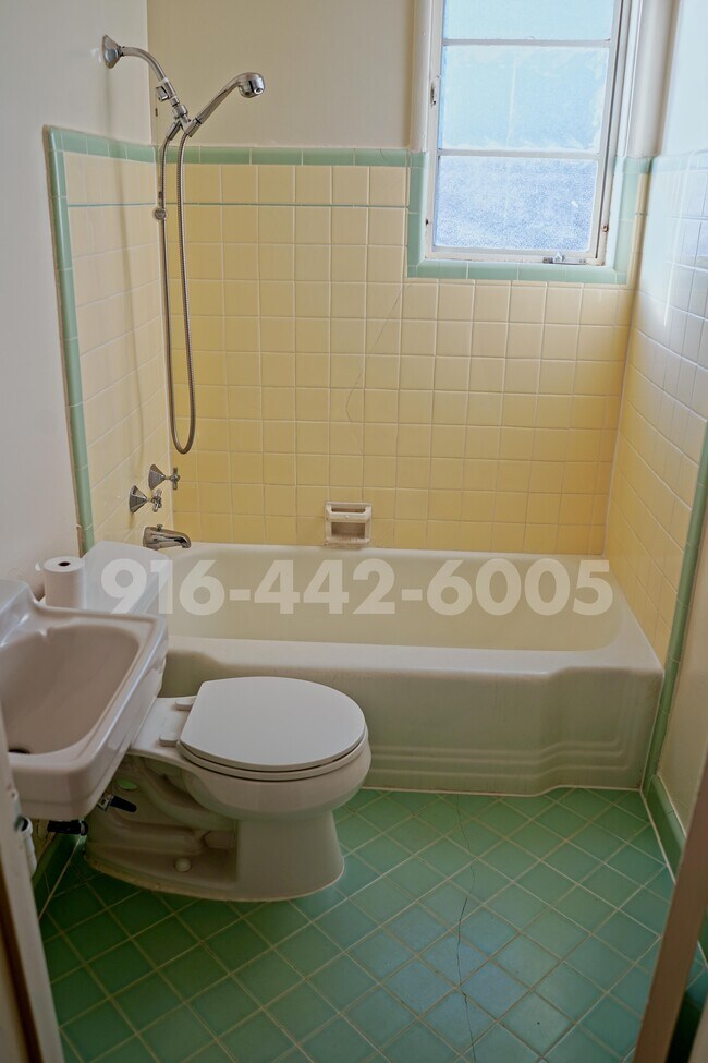 Building Photo - Kenwood Apartments 2426