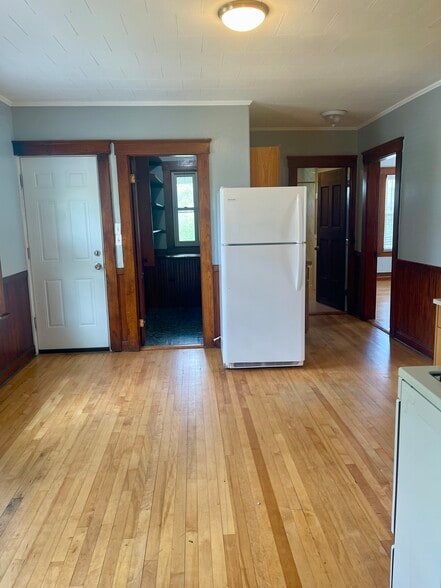 Kitchen - 348 Rollstone St