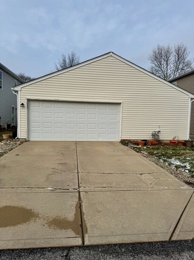 Building Photo - Southside 3/2 home with attached 2 car garage