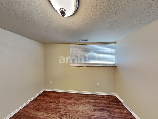 Building Photo - 498 N 500 W