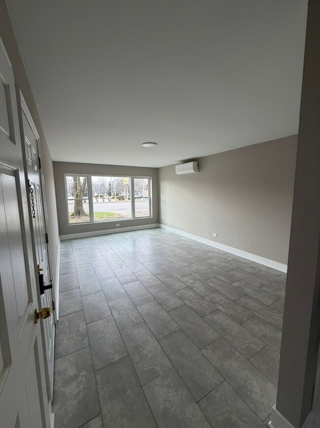 Building Photo - 1407 E Roosevelt Rd