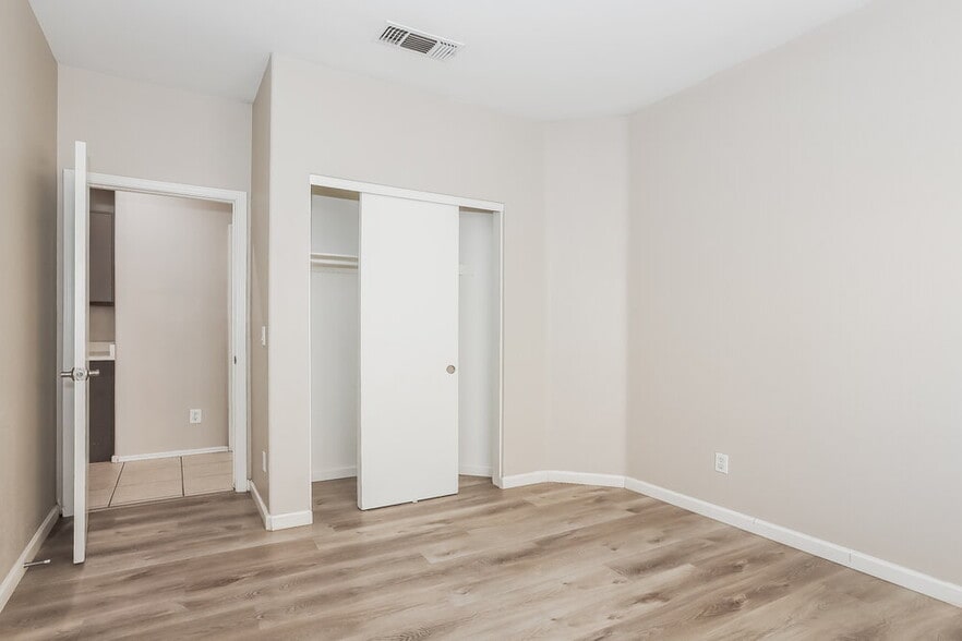 Building Photo - 1563 E Scott Ave