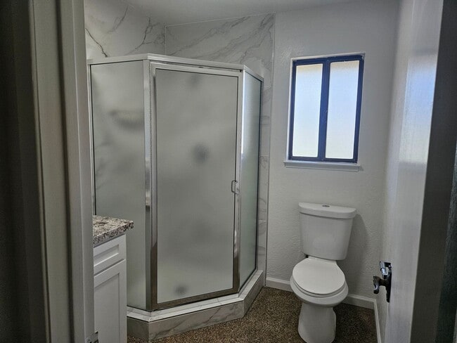 Building Photo - Spacious 4/2 with in-law suite and a pool!