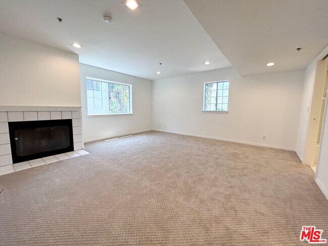 Building Photo - 11734 Montana Ave