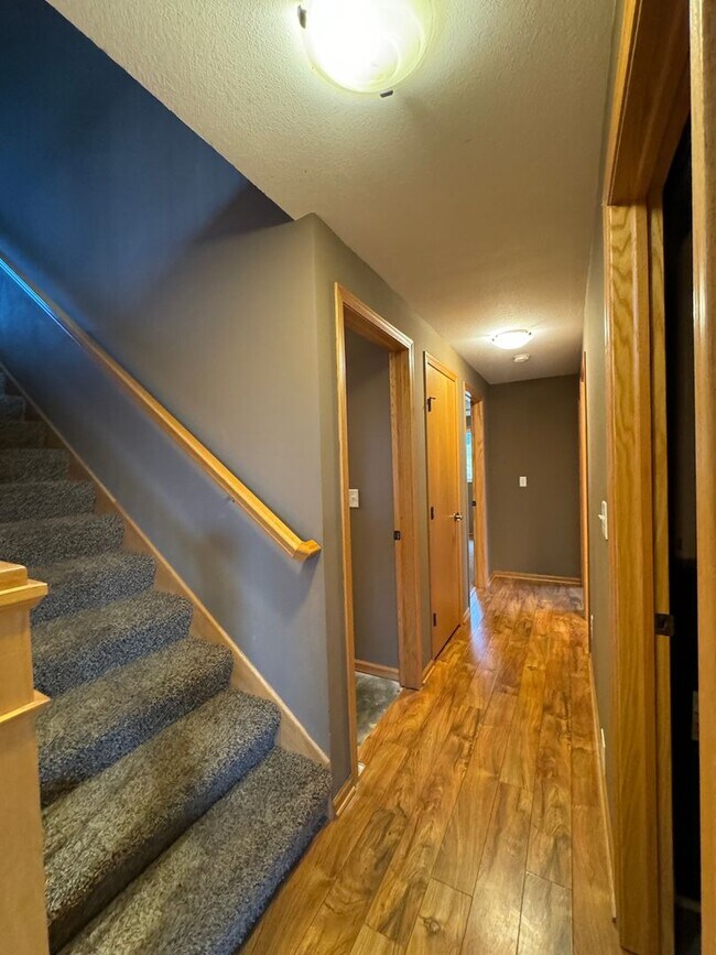 Building Photo - Dogs are welcome no cats. Available January 1, 2026 NW Rochester 4 bedroom 3 bath 2 car attached ...