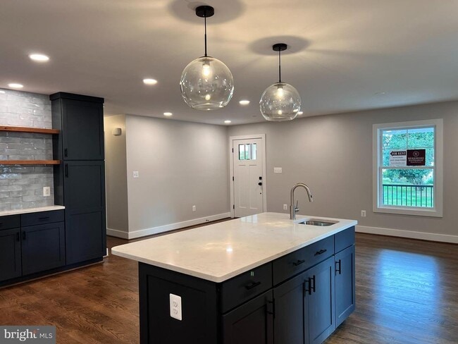 Building Photo - 210 Point Ln