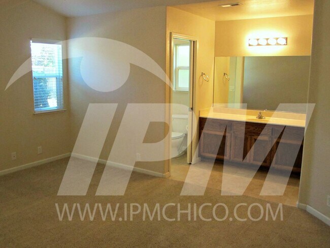 Building Photo - 2608 Doral Way