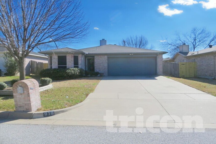 Building Photo - 916 Ashmount Ln