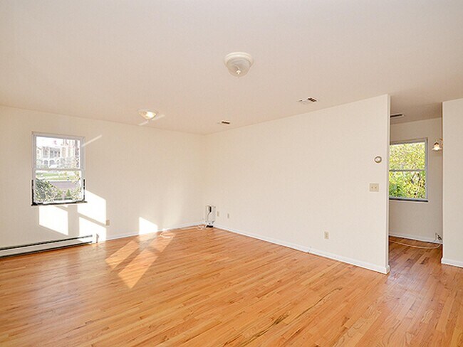 Building Photo - 6 Selina Ct