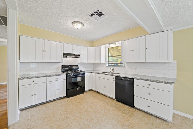 Building Photo - 821 Miller St