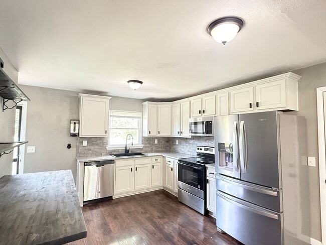 Building Photo - 667 Parkwood Dr