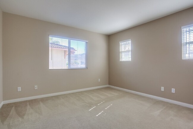 Building Photo - Spacious Rosemont 4-bedroom with Loft, and...