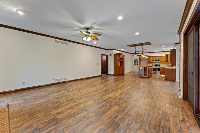 Building Photo - 652 Saddlebrook Dr