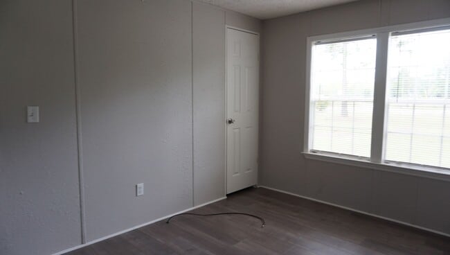 Building Photo - 3 Bedroom Mobile Home in the County