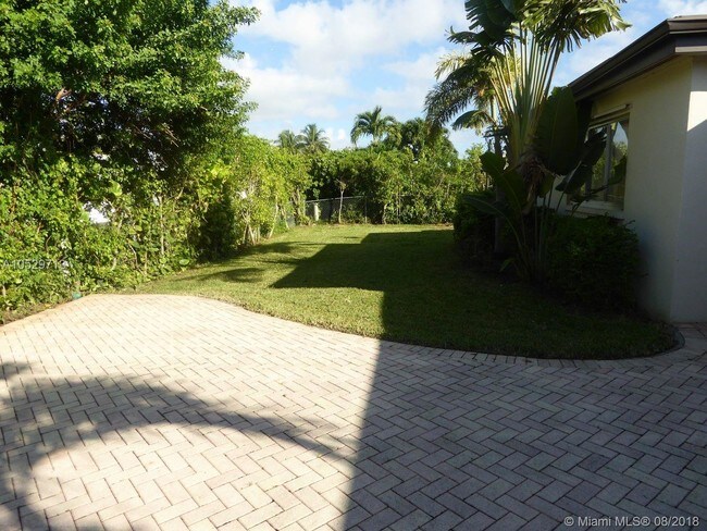 Building Photo - 3220 SW 118th Ct