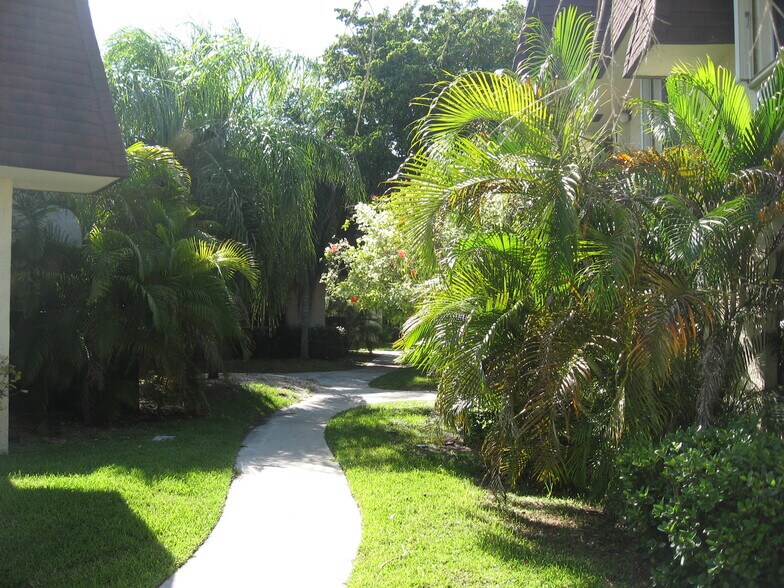 Building Photo - 9105 SW 137th Ter
