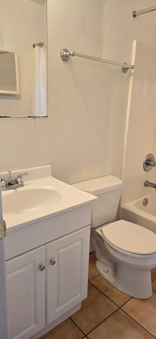 Building Photo - Charming Historic Studio in the Heart of D...