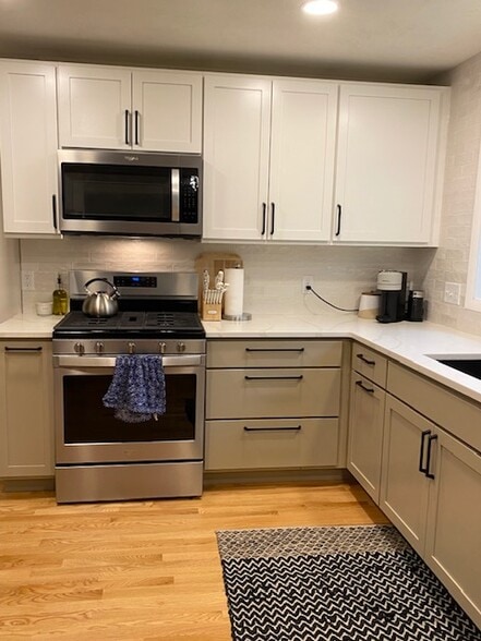 Building Photo - 122 N Kenosha Dr