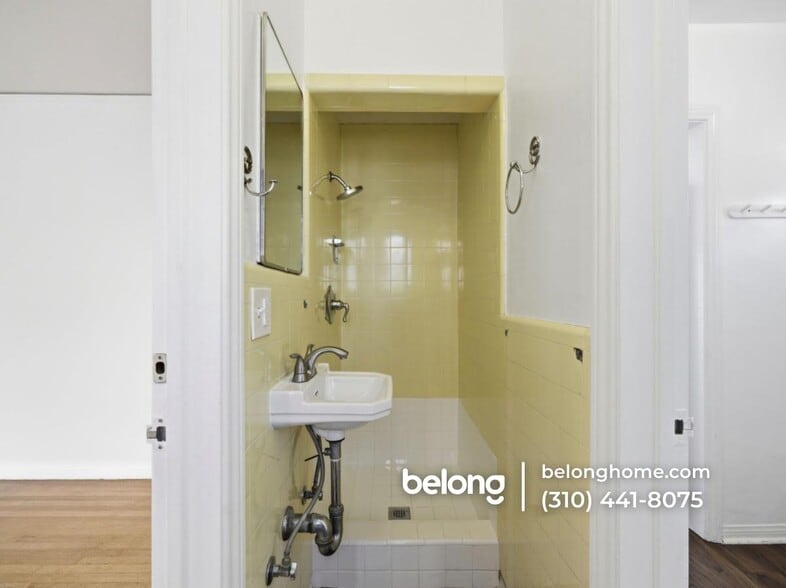 Building Photo - 10537 Rochester Ave