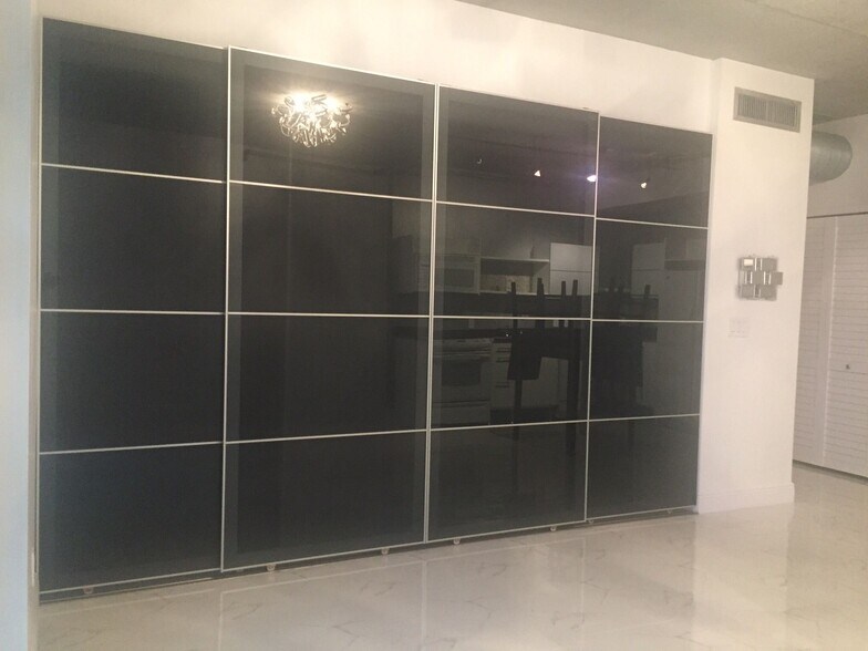 Building Photo - 690 SW 1st Ave