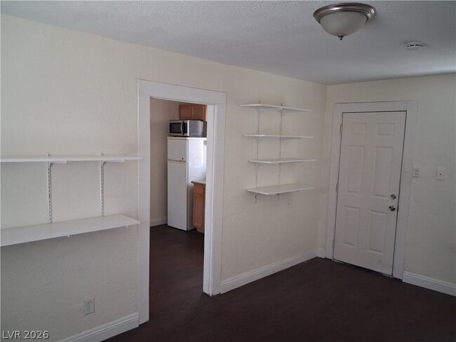 Building Photo - 413 W Van Buren Ave