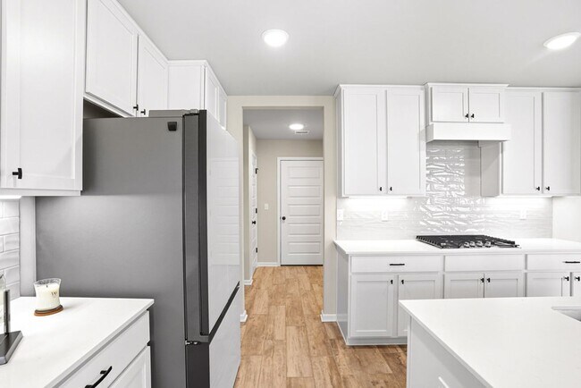 Building Photo - Like new, Move in Ready.