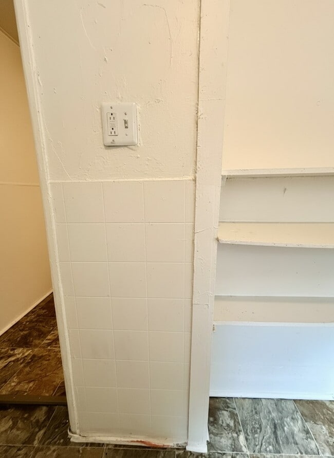 Building Photo - 630 E Thayer St