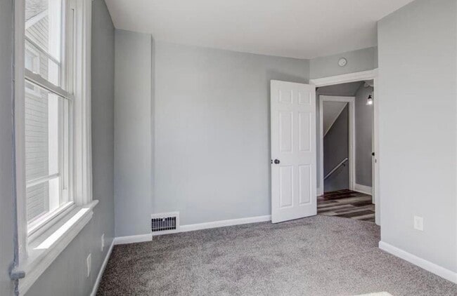 Building Photo - 833 N Hoffert St