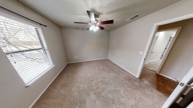 Building Photo - 1105 W 15th St