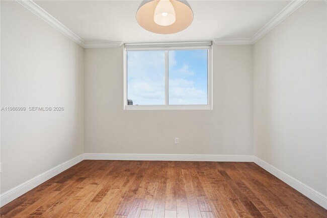 Building Photo - 1800 N Bayshore Dr