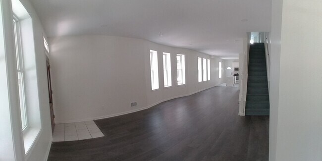 Building Photo - 4 Bedroom 3.5 Bath Home