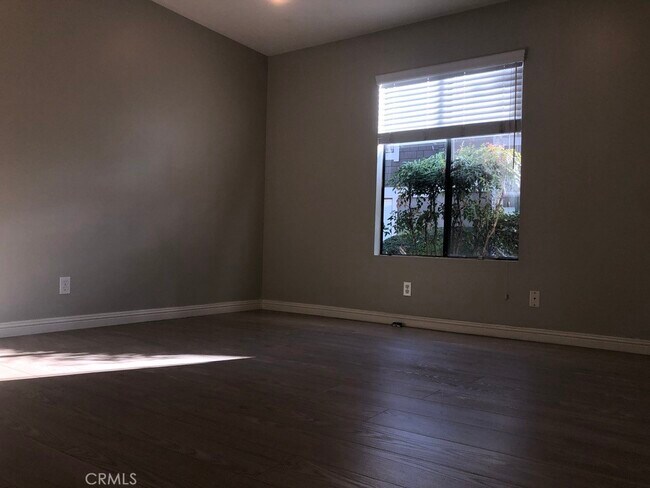 Building Photo - 21 Streamwood-
