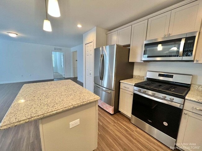 Building Photo - 10284 Swan Lake Cir