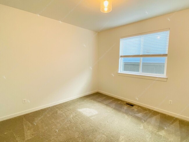 Building Photo - Bright & Spacious SE Bend Retreat with Vau...