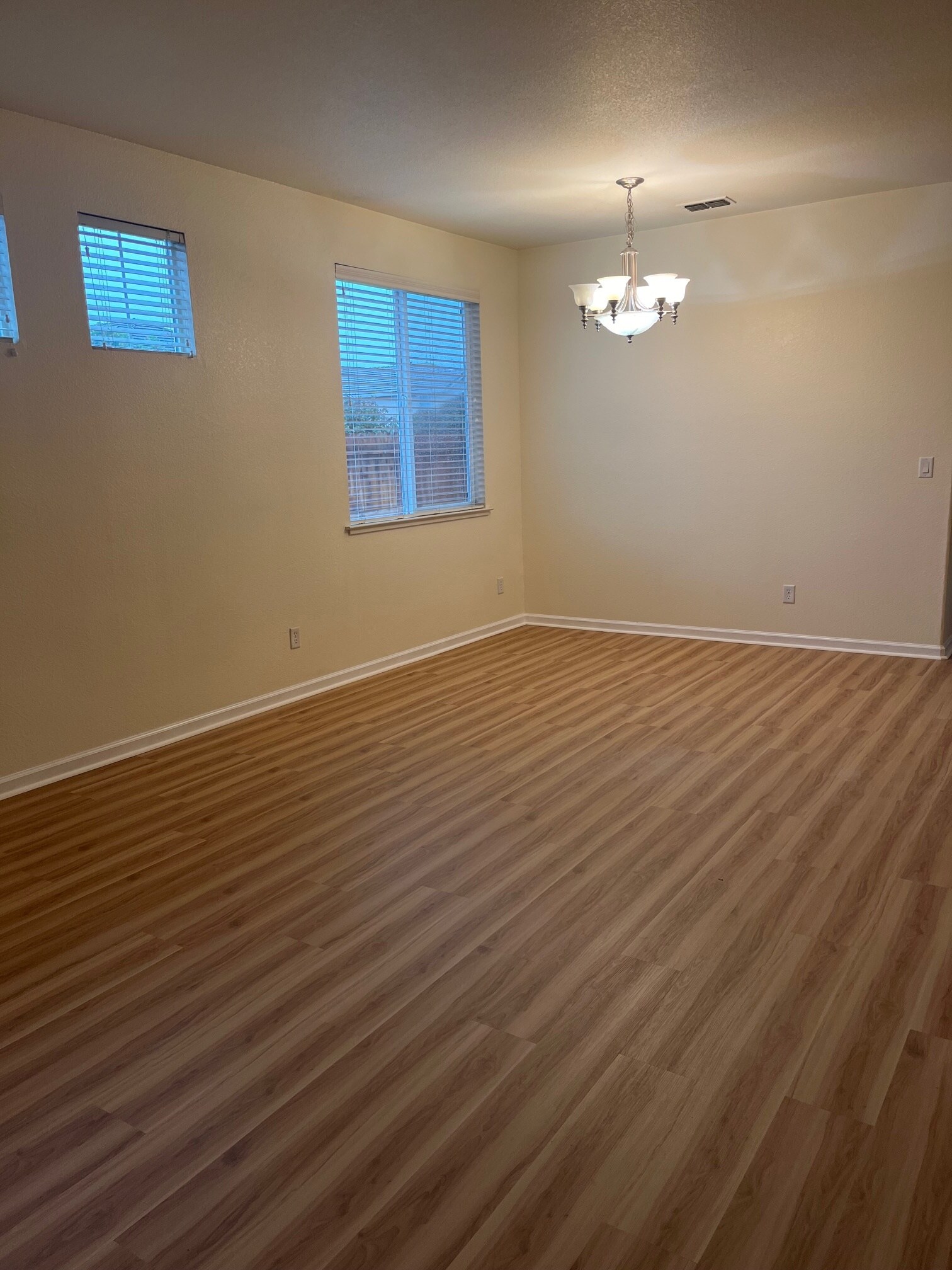 living/dining room - 2954 Cardinal Dr