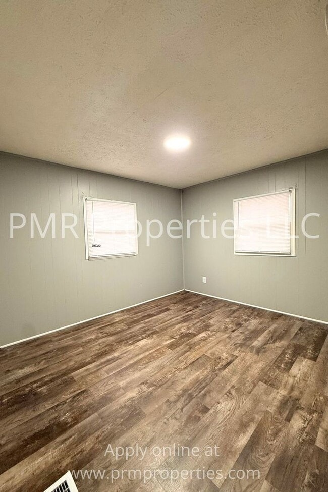 Building Photo - 3 Bedrooms / 1 Bathroom House